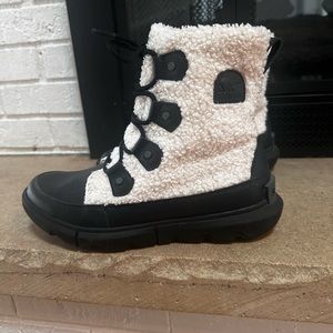 Sorel Blk & white Sherpa boots